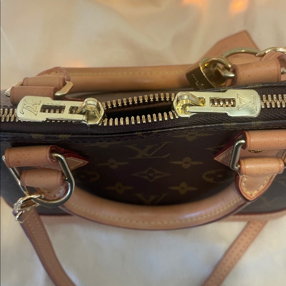 Louis Vuitton Mini Alma Handbag Crossbody Bag. Great Condition. Authentic - Picture 10 of 11